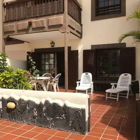 Palms & Pools: Ground Floor With Terrace アパート